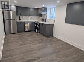 157 Tulloch Dr in Ajax, ON - Building Photo