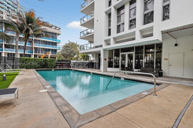 13800 Highland Dr in North Miami Beach, FL - Building Photo - Building Photo