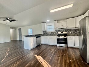 1007 Spooner St in Pasadena, TX - Building Photo - Building Photo