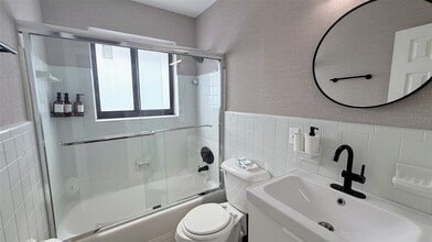 433 NW 15th Way in Fort Lauderdale, FL - Foto de edificio - Building Photo