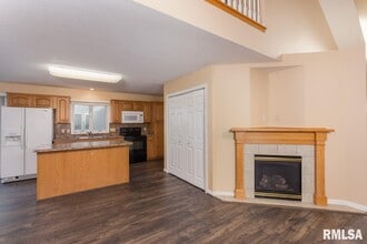 3054 Cherrywood Dr in Bettendorf, IA - Building Photo - Building Photo