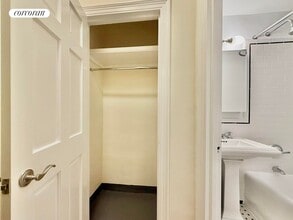 210 E 68th St in New York, NY - Foto de edificio - Building Photo