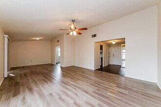 6205 37th Ave W in Bradenton, FL - Foto de edificio - Building Photo