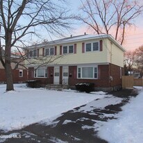 34 B Commodore St in Colonie, NY - Building Photo