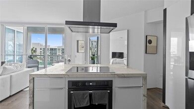 480 NE 30th St, Unit 1005 in Miami, FL - Building Photo - Building Photo