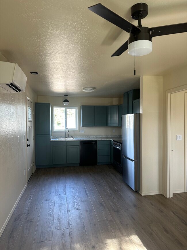 117 C St, Unit 117 Unit F in Phoenix, OR - Foto de edificio - Building Photo