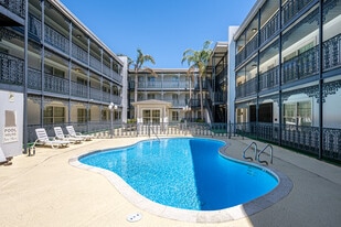 La Plaza Apartments - Fully Furnished in Metairie, LA - Building Photo