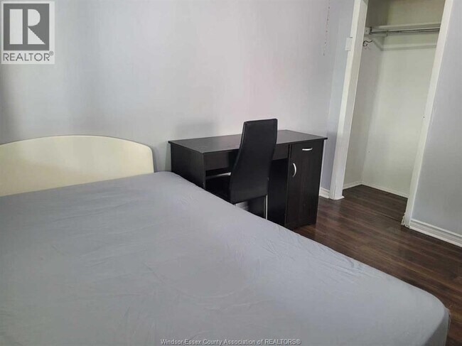 407 Bridge Ave in Windsor, ON - Foto de edificio - Building Photo