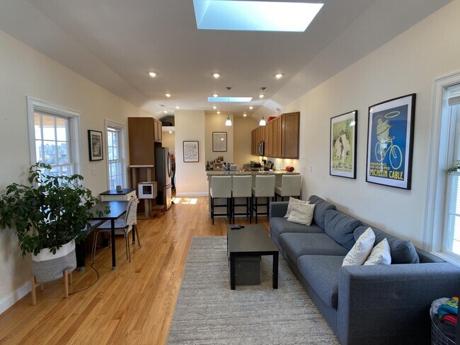 14 Flint St, Unit 1 in Somerville, MA - Foto de edificio - Building Photo