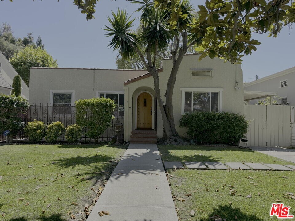 2039 Kelton Ave in Los Angeles, CA - Building Photo