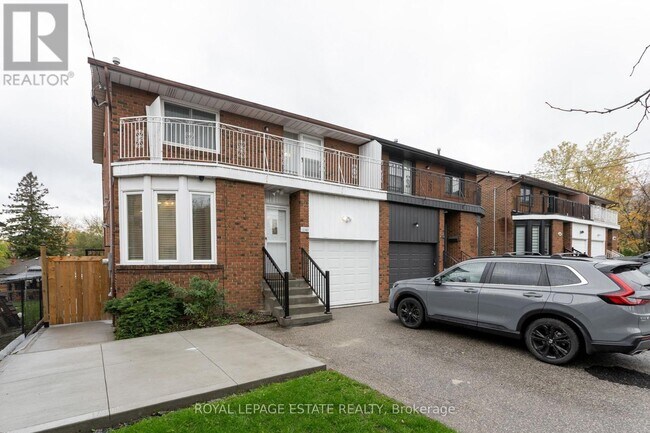 1040 Victoria Park Ave in Toronto, ON - Building Photo - Building Photo