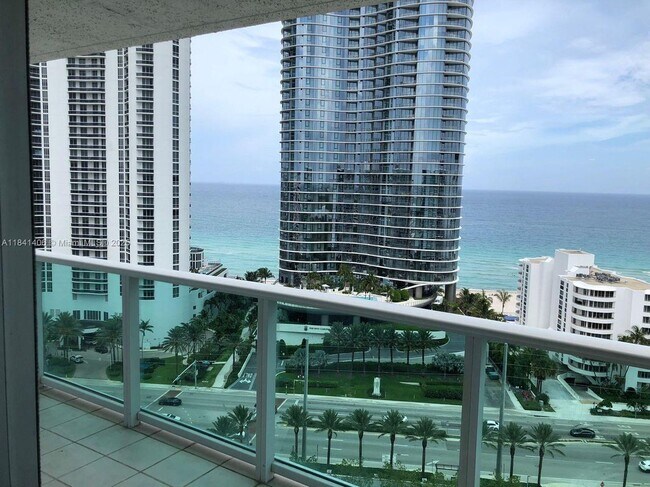 100 Bayview Dr in Sunny Isles Beach, FL - Building Photo - Building Photo