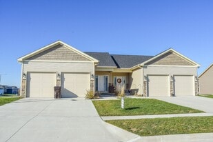 906 Henryson St in Story City, IA - Building Photo
