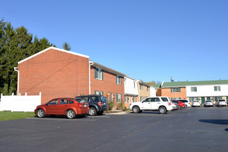 Village Green Townhomes in Fairfield, OH - Building Photo - Building Photo