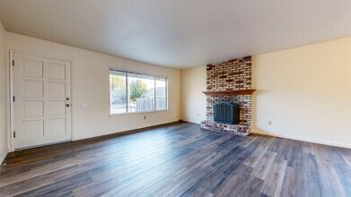 8836 Lancaster Dr in Rohnert Park, CA - Building Photo - Building Photo