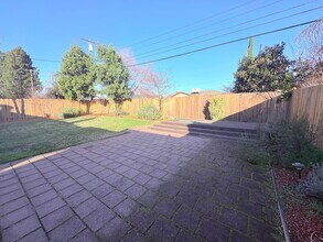 1524 Gladstone Dr in Sacramento, CA - Building Photo - Building Photo