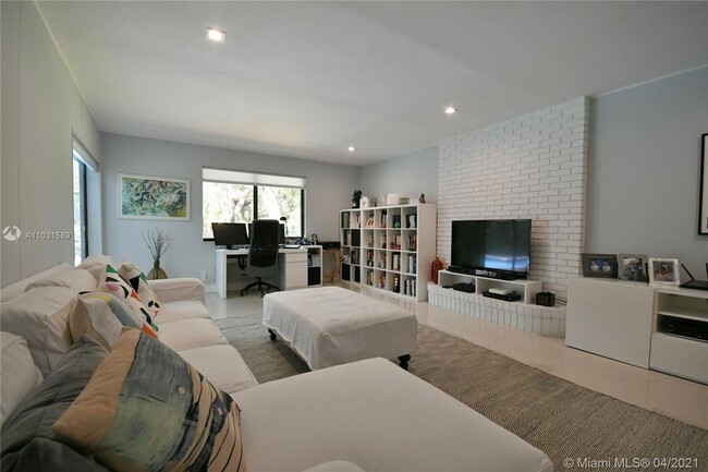 16100 SW 76th Ave in Palmetto Bay, FL - Building Photo - Building Photo