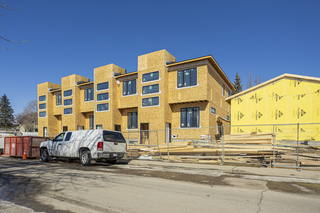 2240 27 St SW in Calgary, AB - Building Photo - Building Photo