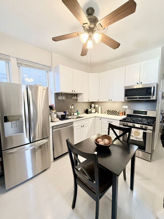 2246 W Armitage Ave in Chicago, IL - Foto de edificio - Building Photo