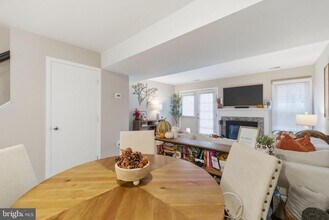 2568 S Arlington Mill Dr in Arlington, VA - Building Photo - Building Photo