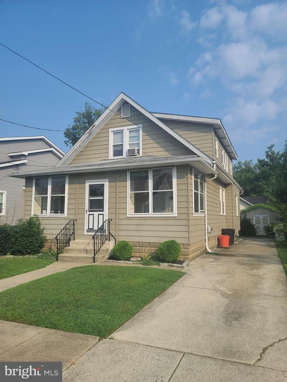 property at 15 E Oakland Ave