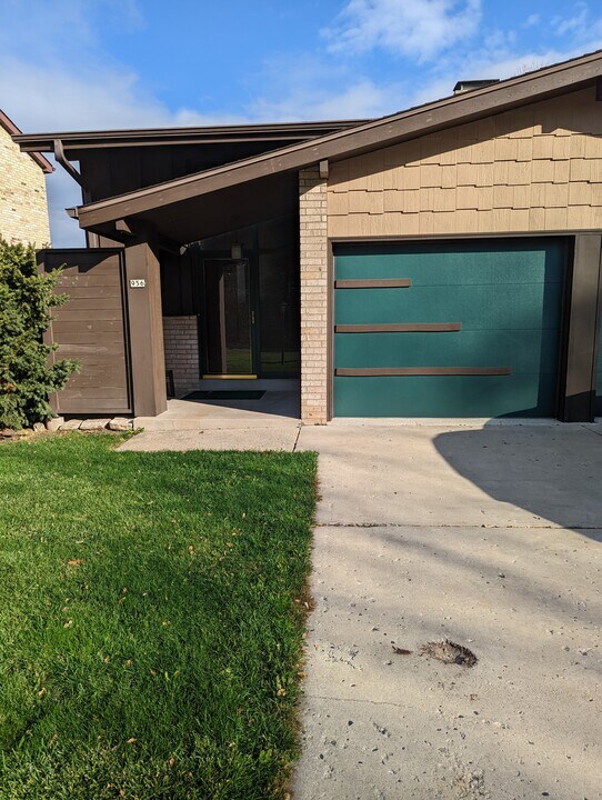 956 N 124th St in Wauwatosa, WI - Building Photo