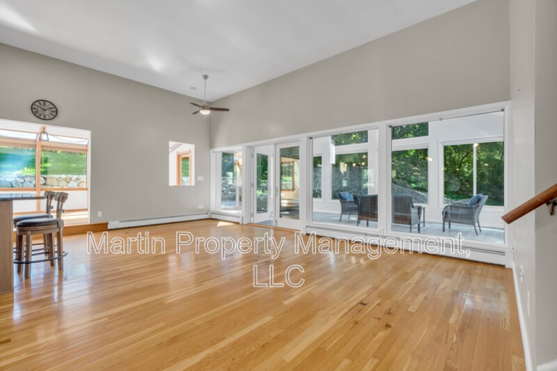 606A Springs Rd in Bedford, MA - Building Photo