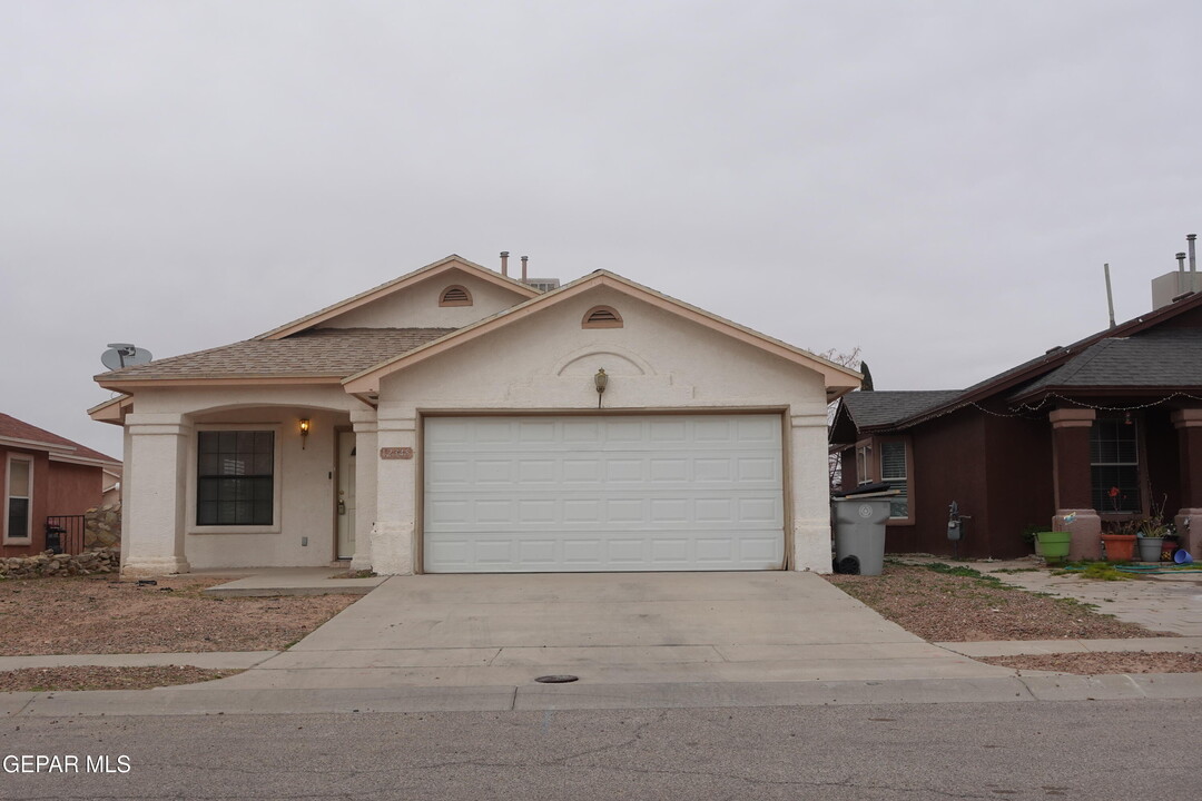 12345 Tierra Apache Rd in El Paso, TX - Building Photo