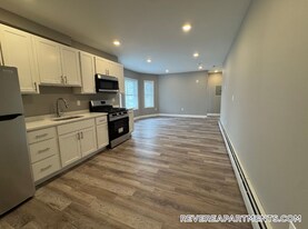 882 Winthrop Ave in Revere, MA - Building Photo