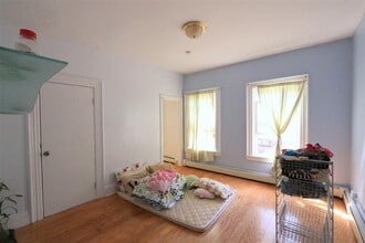 12 Evergreen Sq in Somerville, MA - Building Photo - Building Photo