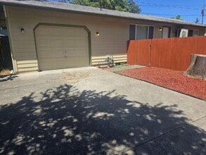 730 SW I St in Grants Pass, OR - Building Photo - Building Photo