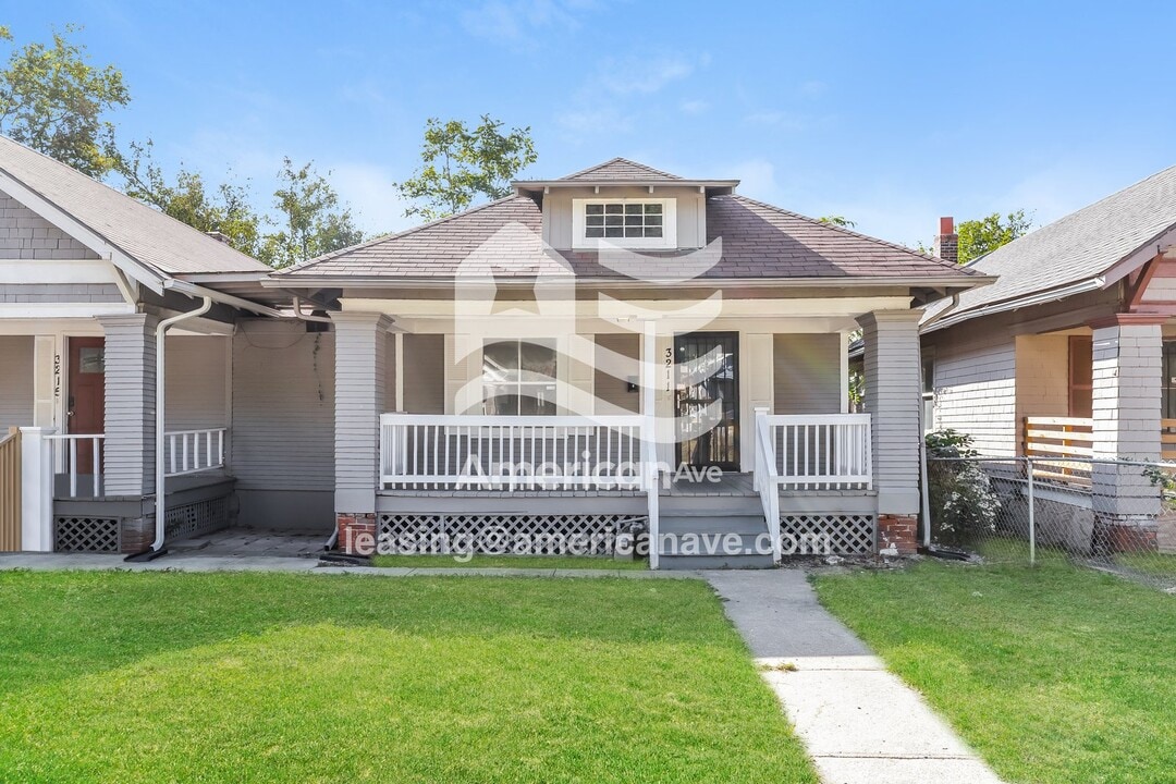 3211 E 30 Terrace in Kansas City, MO - Foto de edificio