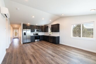 3082 SW 46th St in Redmond, OR - Building Photo - Building Photo