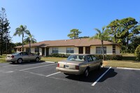 Stuart Manor Apartments in Stuart, FL - Foto de edificio - Building Photo