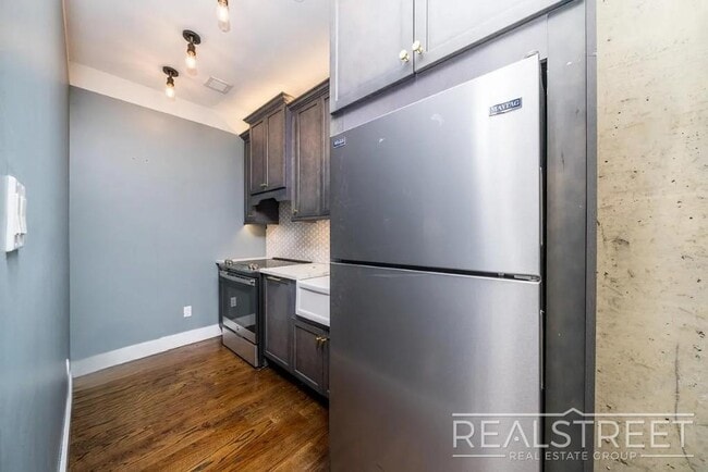 187 Kent Ave, Unit 303 in Brooklyn, NY - Foto de edificio - Building Photo