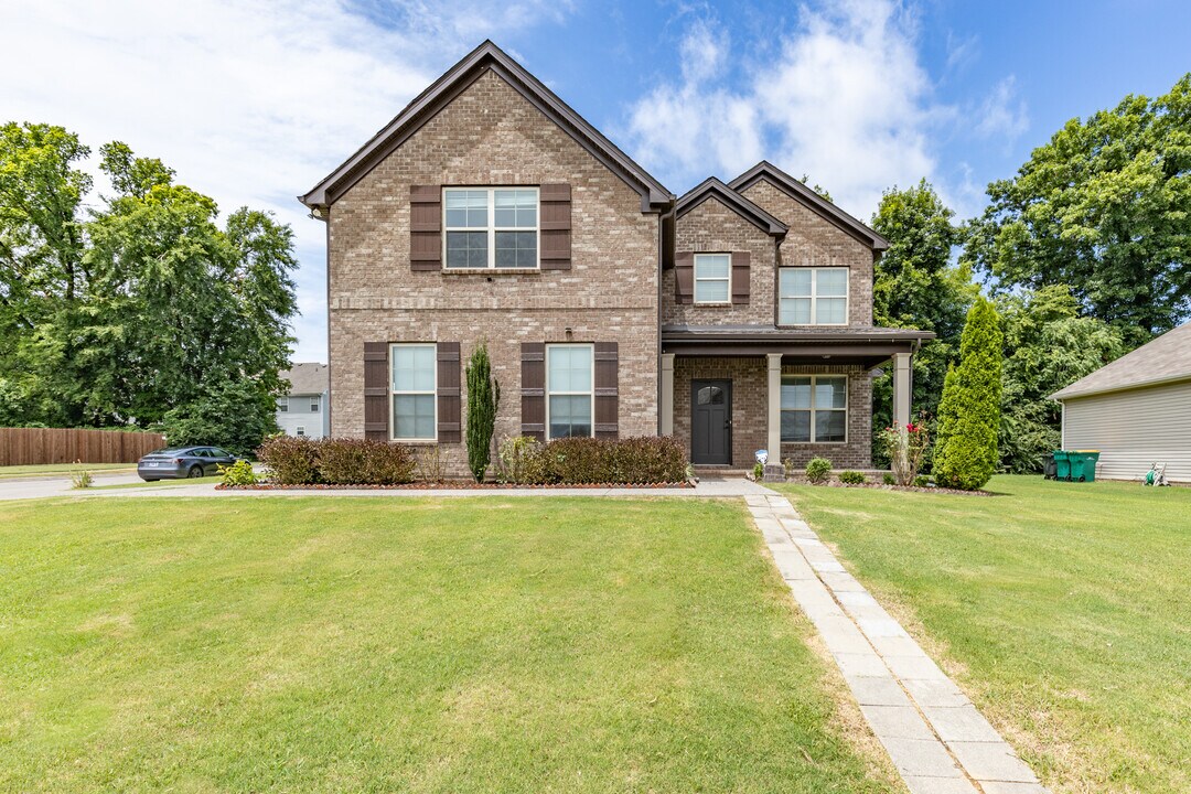 1061 Daniel Ln in Spring Hill, TN - Building Photo