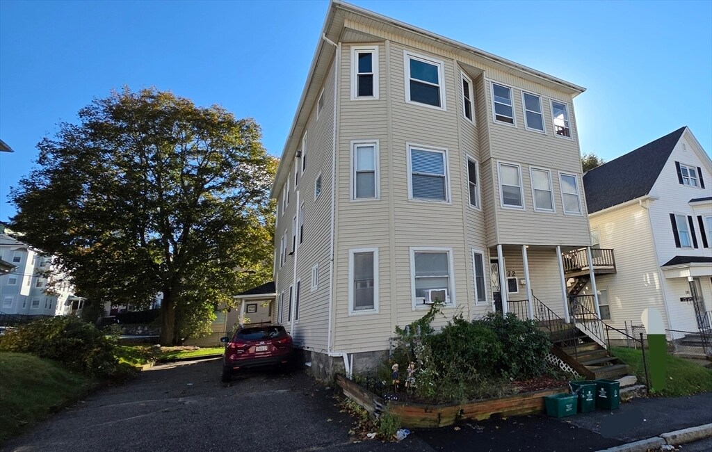 72 Seymour St in Worcester, MA - Building Photo