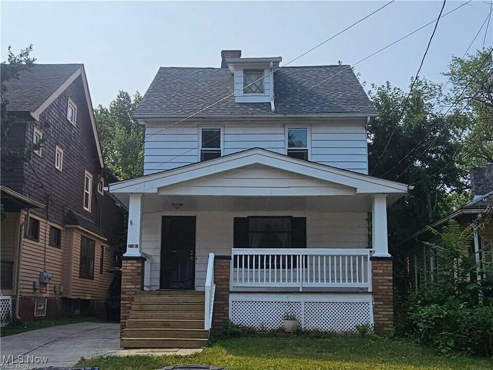 8906 Tioga Ave in Cleveland, OH - Building Photo