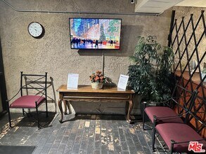 22100 Burbank Blvd in Los Angeles, CA - Building Photo - Building Photo