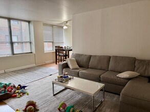 655 W Irving Park Rd in Chicago, IL - Building Photo - Building Photo