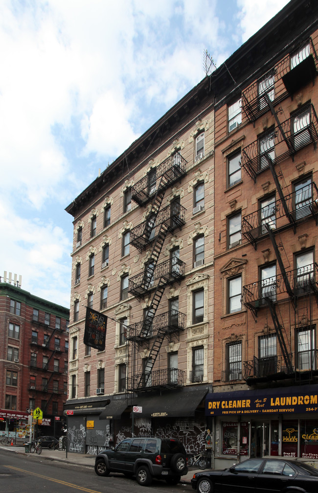 235-237 E 4th St in New York, NY - Foto de edificio - Building Photo