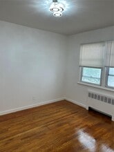 19 Hickory Rd in Port Washington, NY - Building Photo - Building Photo