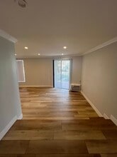 2107 N Beachwood Dr, Unit #101 in Los Angeles, CA - Building Photo - Building Photo