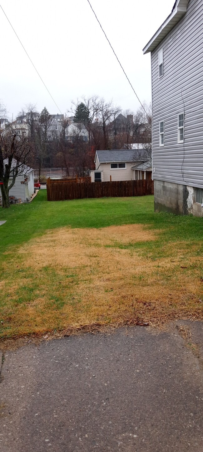 108 S Depot St in Mount Pleasant, PA - Foto de edificio - Building Photo