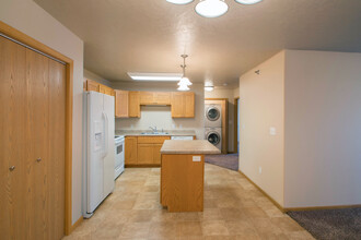 Lindenwood Apartments in Minot, ND - Building Photo - Building Photo