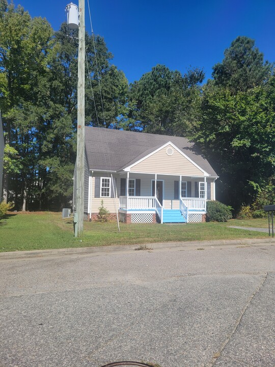 2003 Dellrose Dr in Hopewell, VA - Foto de edificio