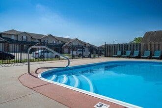 Oakwood Heights Townhomes in Republic, MO - Foto de edificio - Building Photo