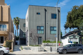 4927 1/2 Kester Ave in Los Angeles, CA - Building Photo - Building Photo