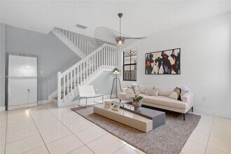 9955 NW 10 Terrace in Miami, FL - Foto de edificio - Building Photo