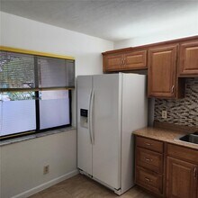 342 Lakeview Dr in Weston, FL - Building Photo - Building Photo